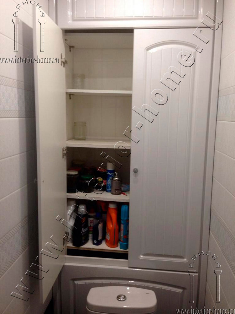 сантехнические шкафовы в туалет из мдф с глянцевым фасадом и фрезеровкой фото