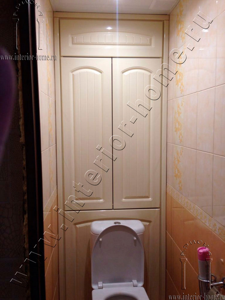 сантехнические шкафовы в туалет из мдф с глянцевым фасадом и фрезеровкой фото